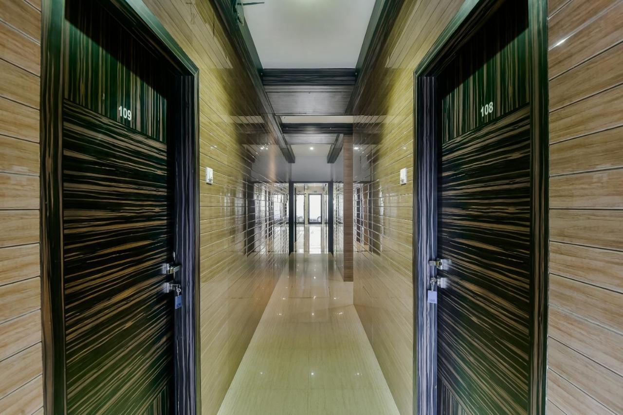 Hotel Oyo 6371 Abrol 3*