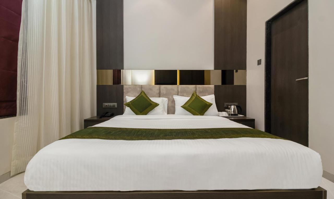 Oyster Andheri West Hotel