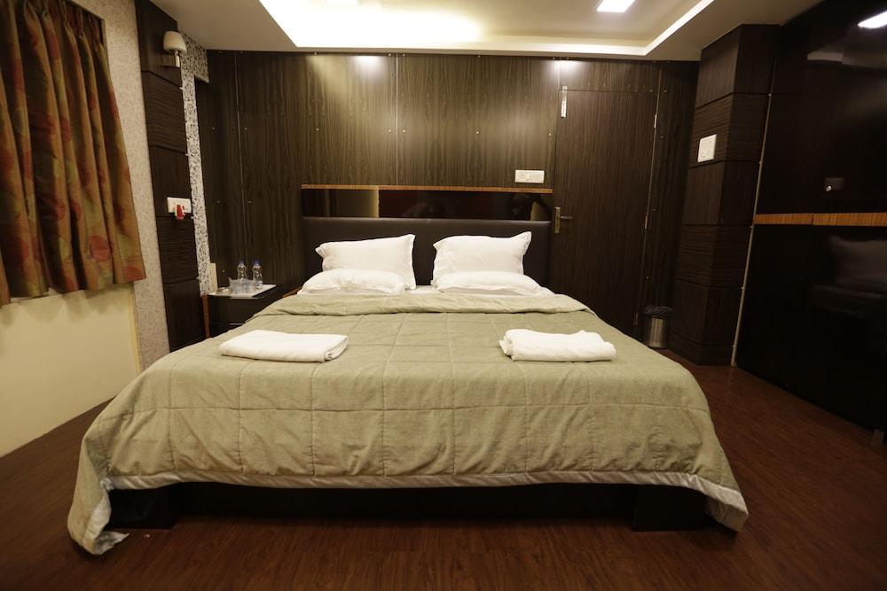 Metro Palace Hotel 3*