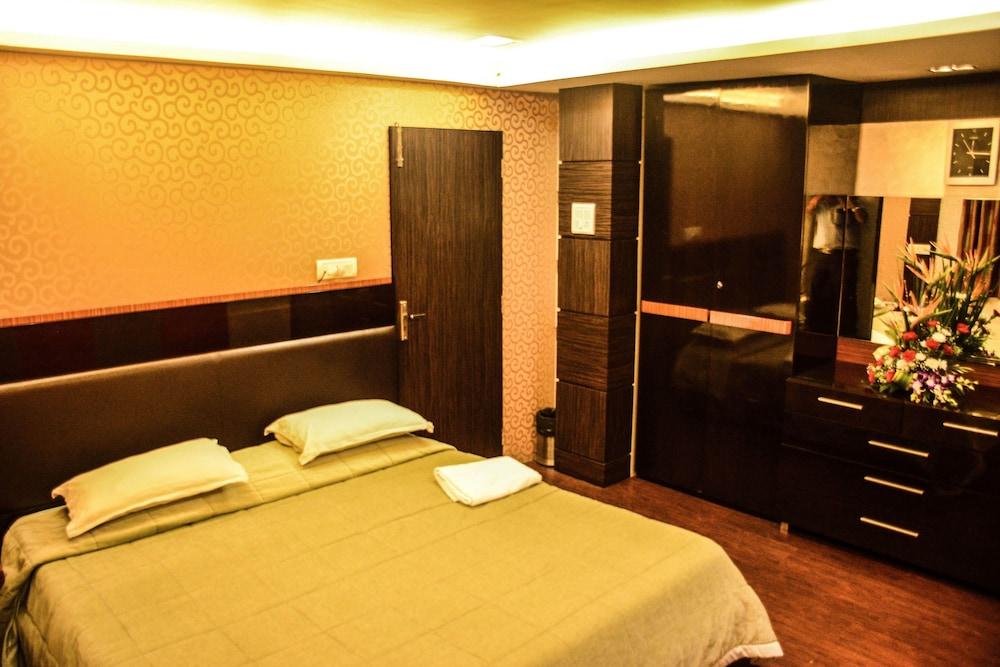 Metro Palace Bandra