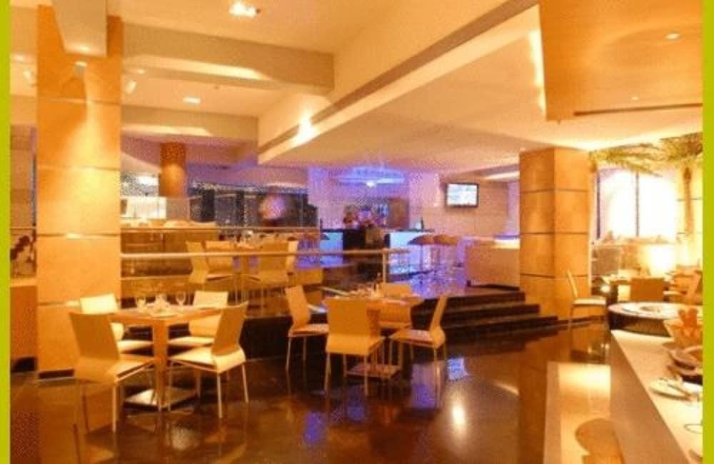 Peninsula Grand Hotel 4*