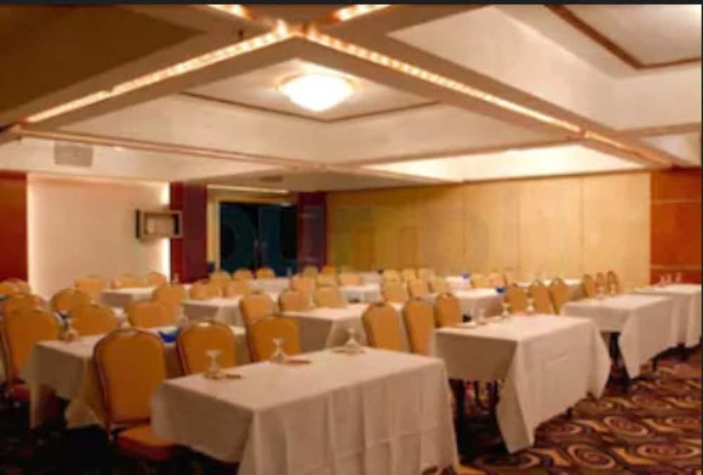 Hotel Peninsula Grand 4*