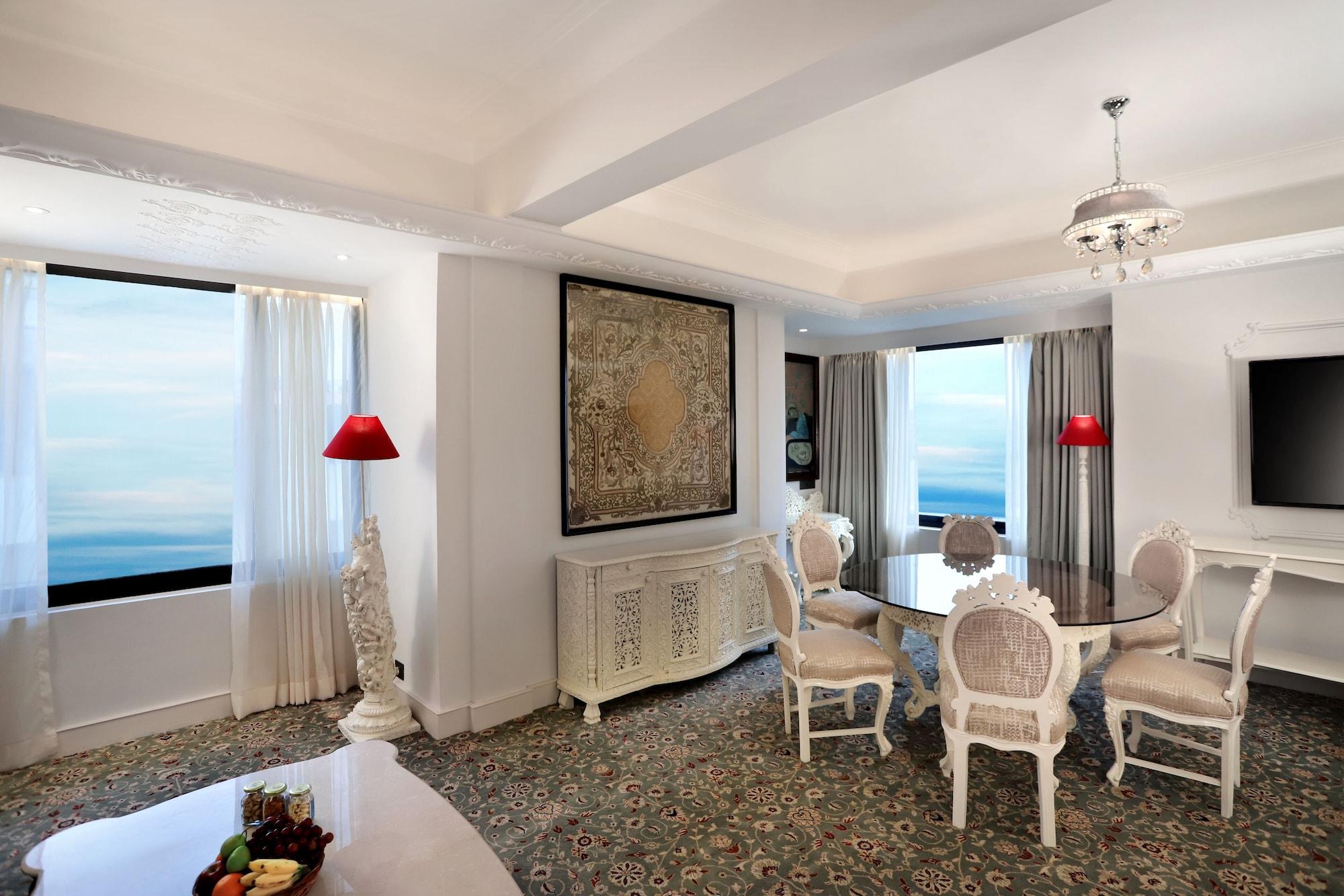 Hotel The Ambassador, Marine Drive, 4*