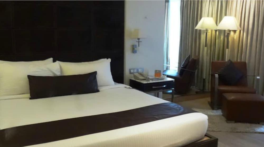 Mirage Hotel, International Airport Hotel