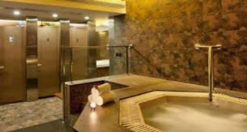 Hotel The & Powai