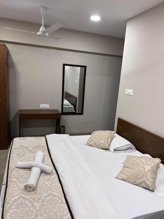 Pinaki Comfort Stay, Parle