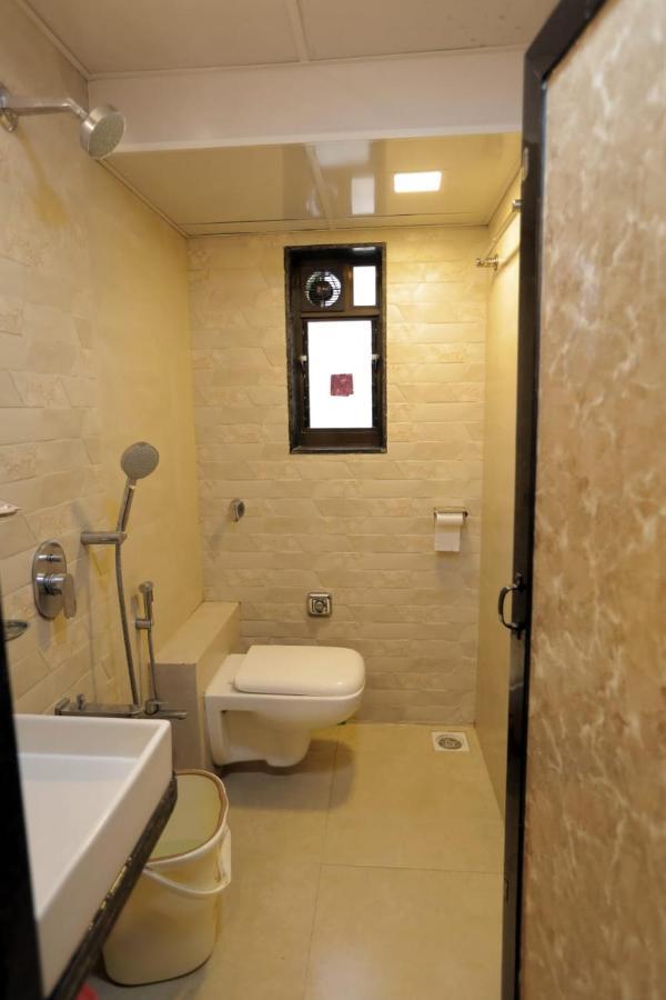 Cozy Furnished One Block From The Ocean Mumbai