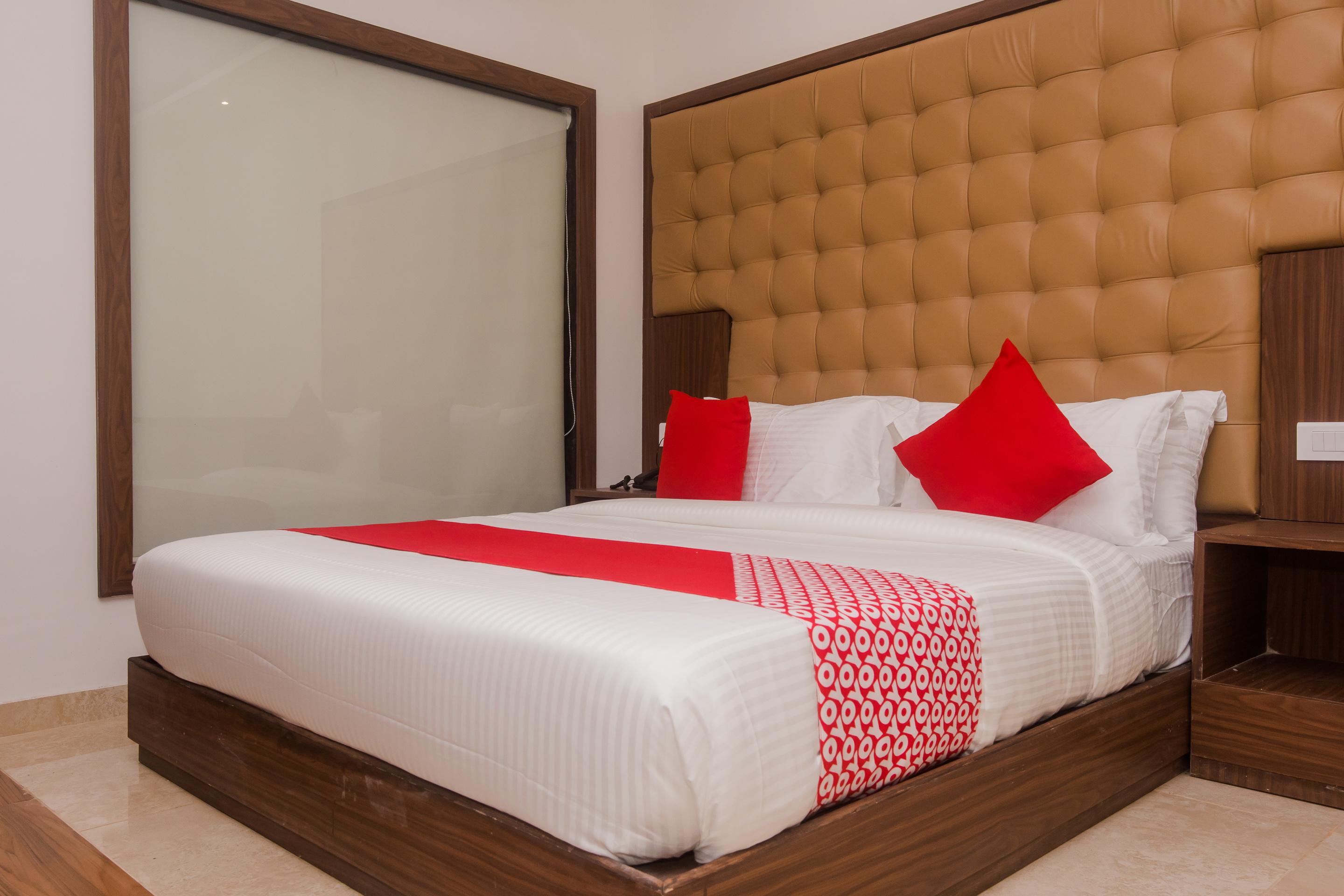 Hotel Oyo 22039 Bkc Grand