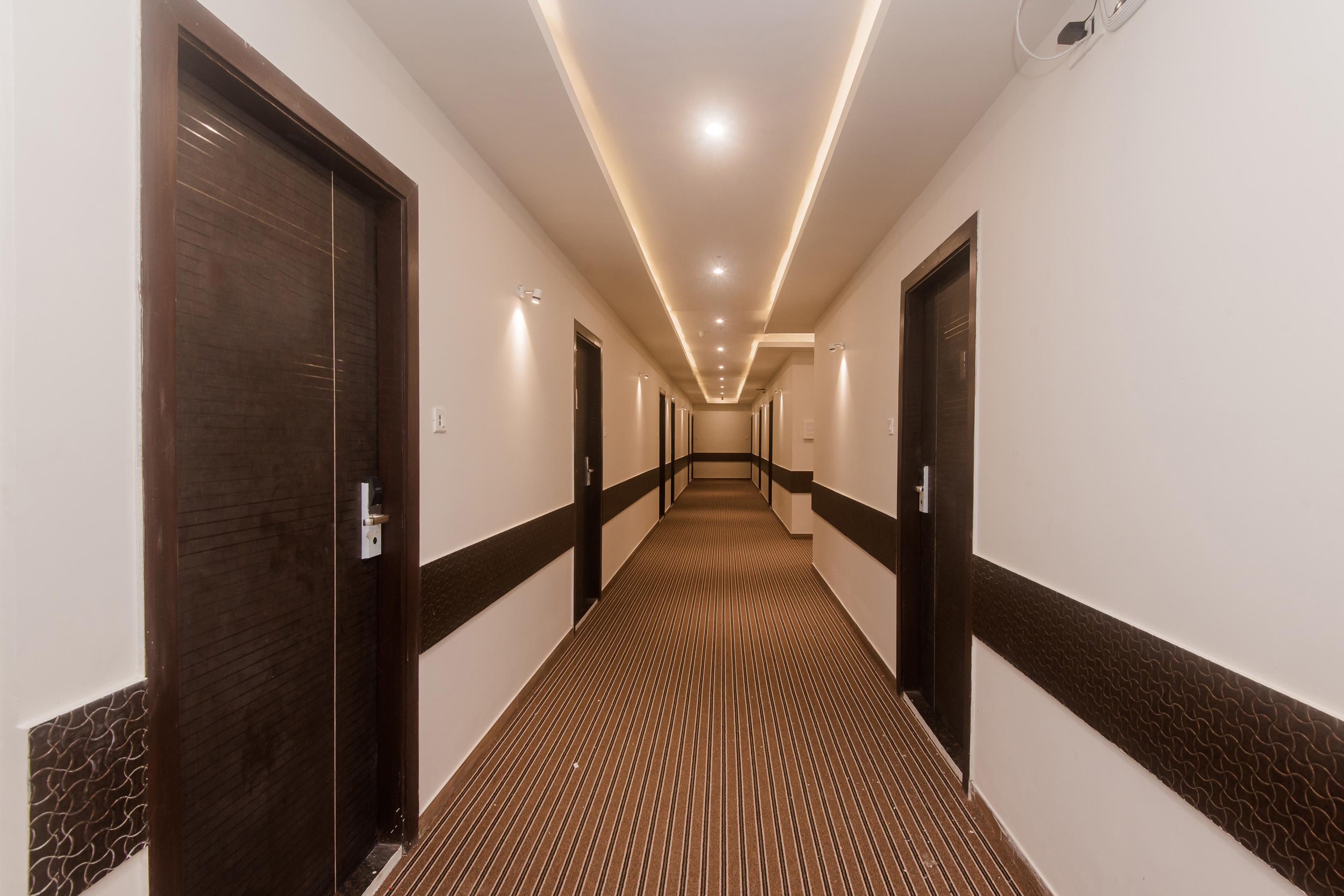 Hotel Oyo 22039 Bkc Grand 2*