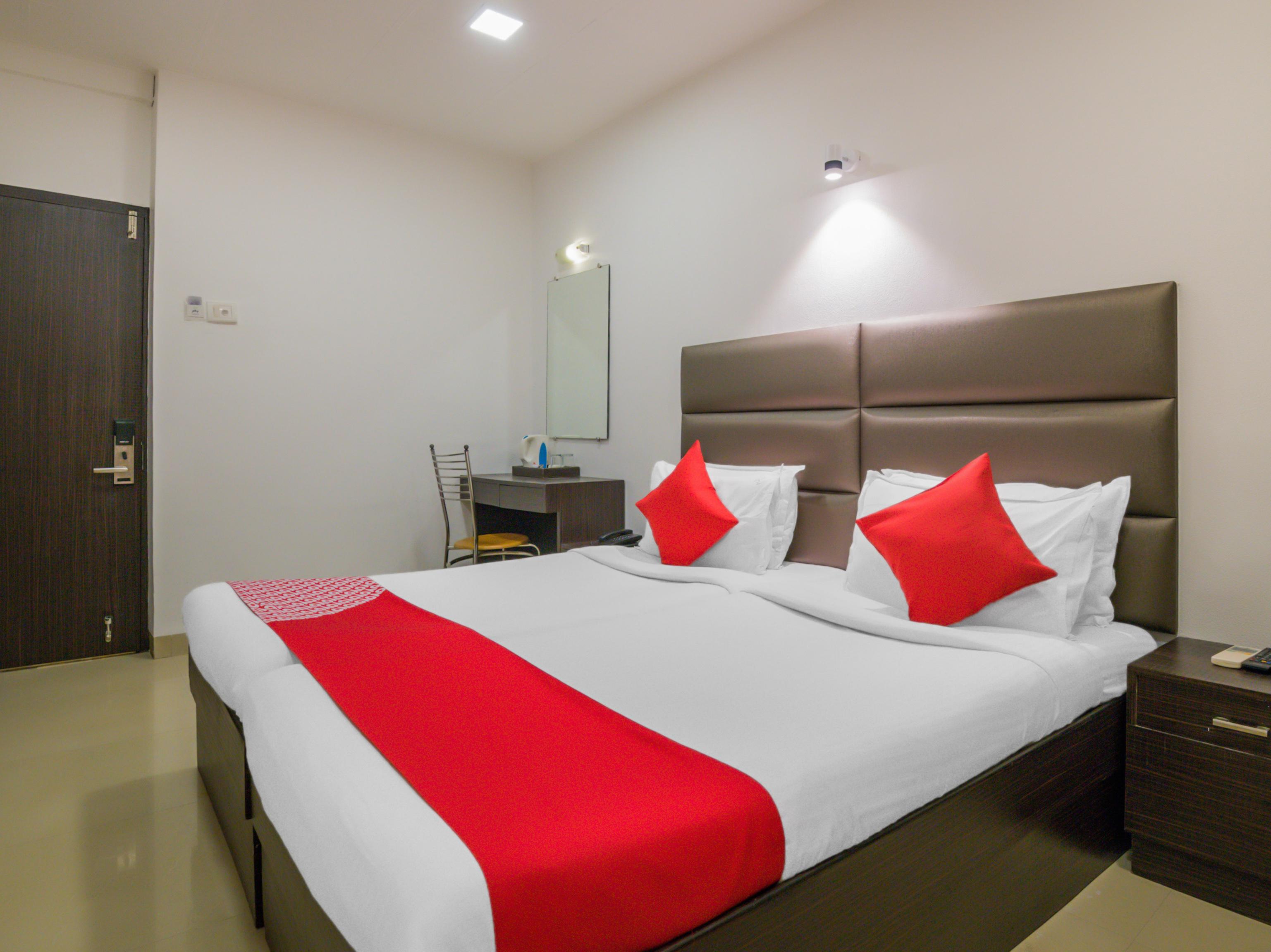 Oyo Flagship 18252 Supreme Cuffe Parade 3*