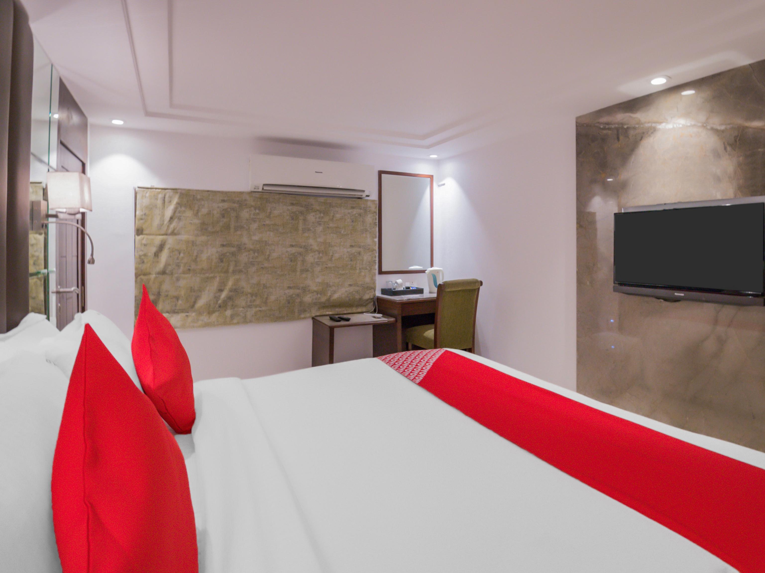 Oyo Flagship 18252 Supreme Cuffe Parade 3*