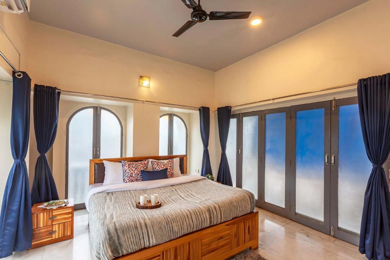 Grey Mosaics By Stayvista - Mountain-view In Vasai With Pool, Spacious Lawn & Terrace