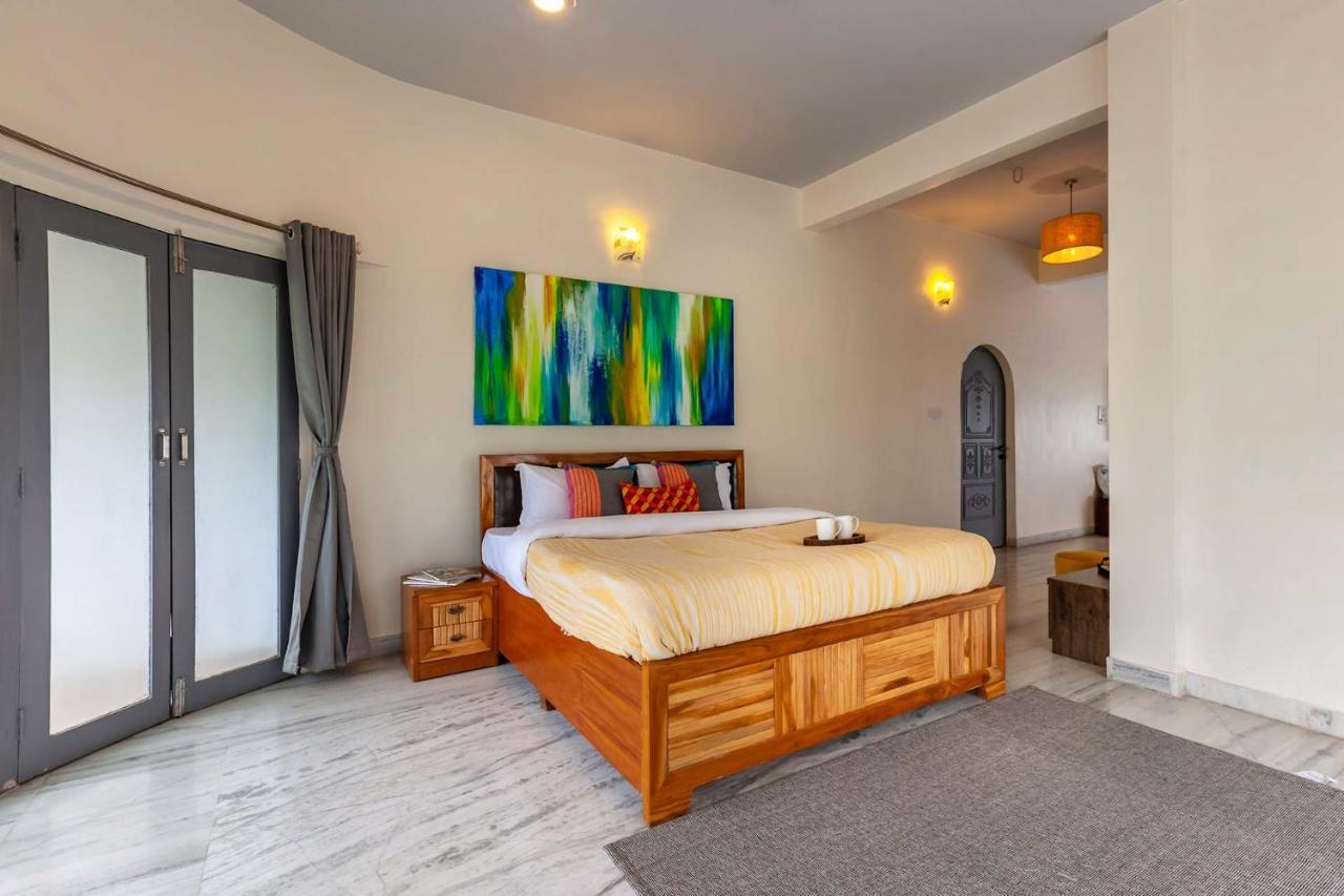 Grey Mosaics By Stayvista - Mountain-view In Vasai With Pool, Spacious Lawn & Terrace Villa *