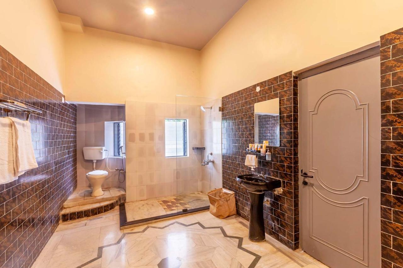 Grey Mosaics By Stayvista - Mountain-view In Vasai With Pool, Spacious Lawn & Terrace