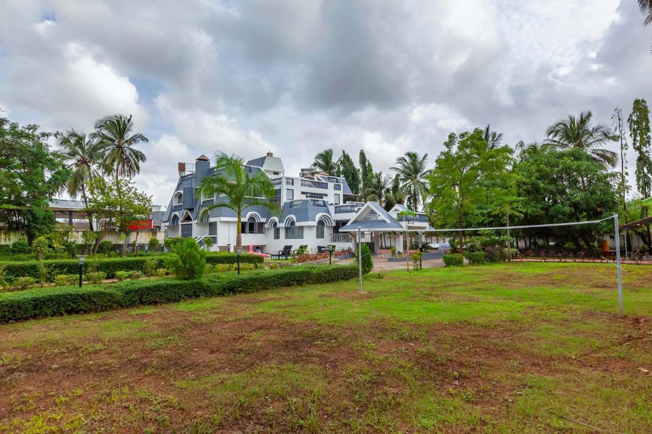 Grey Mosaics By Stayvista - Mountain-view In Vasai With Pool, Spacious Lawn & Terrace
