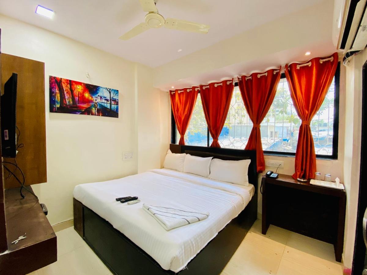 Deluxe - Near Kokilaben Dhirubhai Ambani Hospital 3*