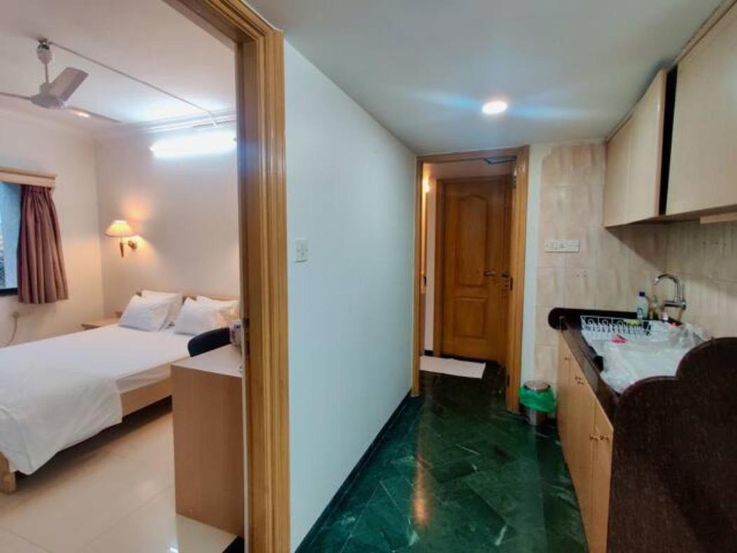 2 Bhk Cozy W/ Netflix And Wifi In Bandra * Mumbai