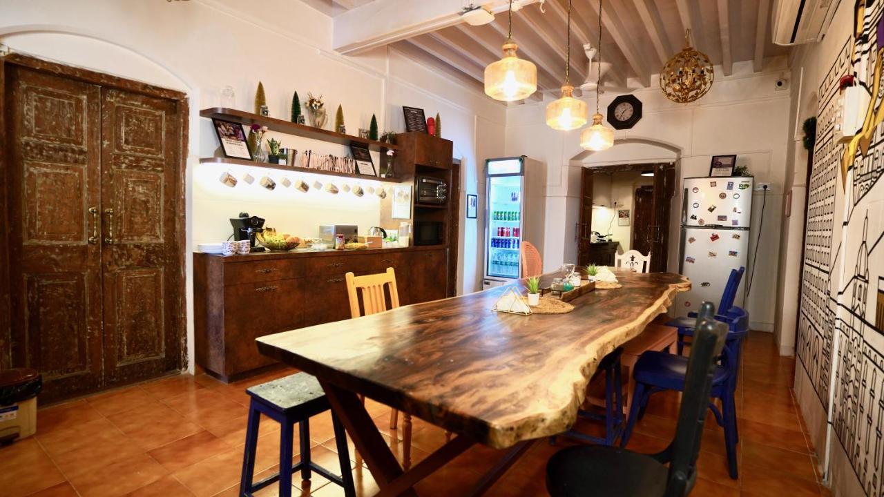 Gosolo Bandra Hostel