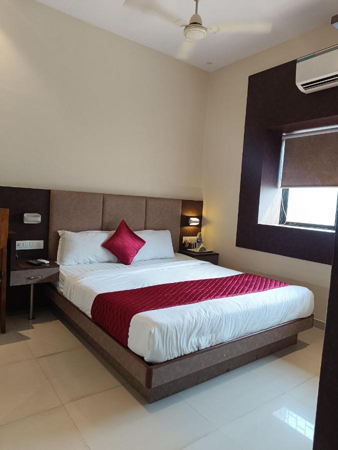Hotel West Inn-near International Airport