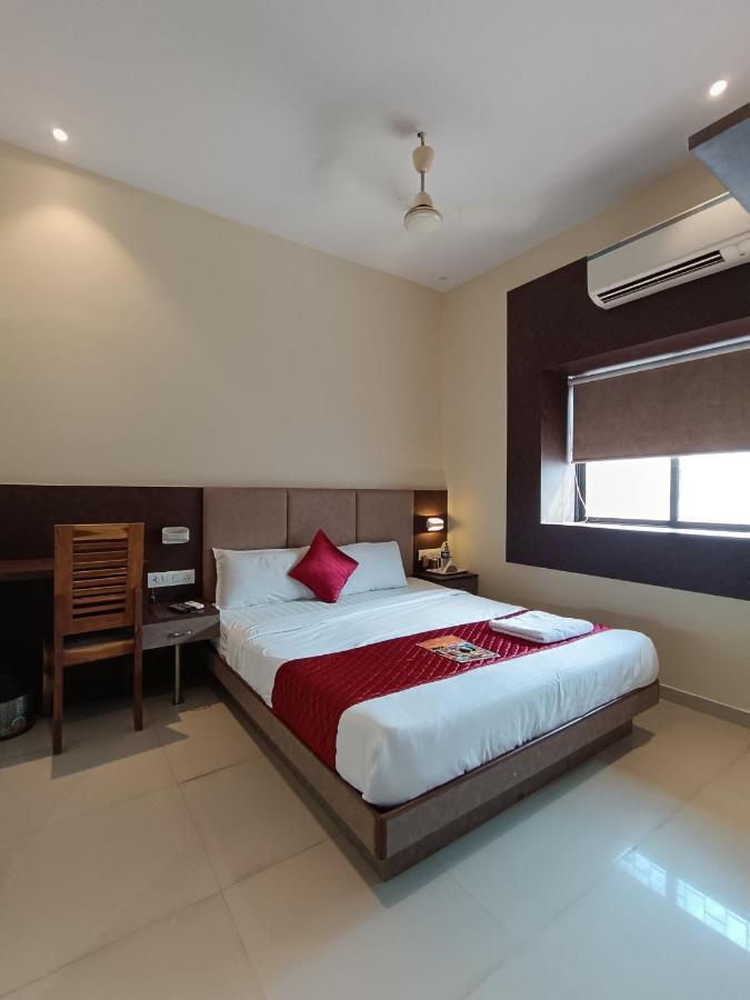 West Inn-near International Airport Hotel