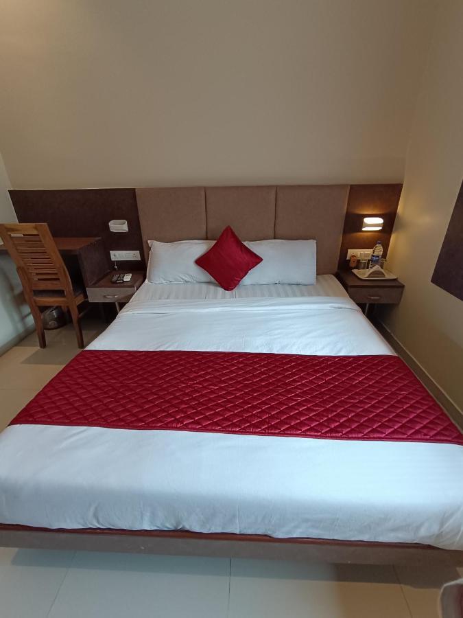West Inn-near International Airport Hotel