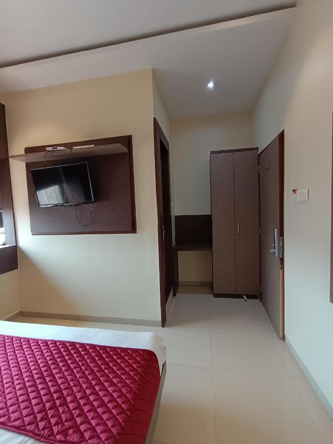 West Inn-near International Airport Hotel