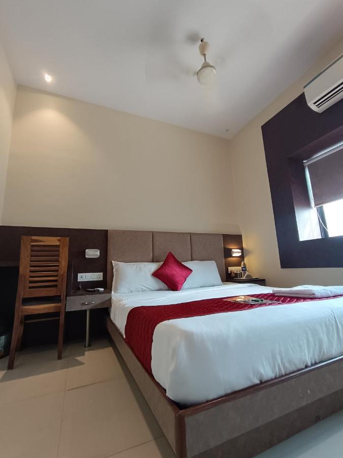 West Inn-near International Airport Hotel
