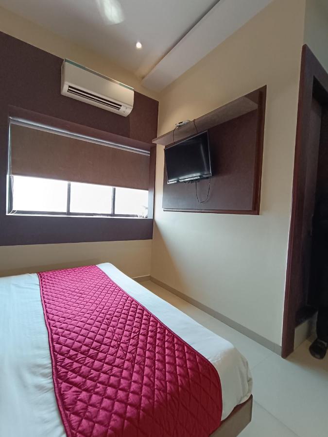 West Inn-near International Airport Hotel 3*