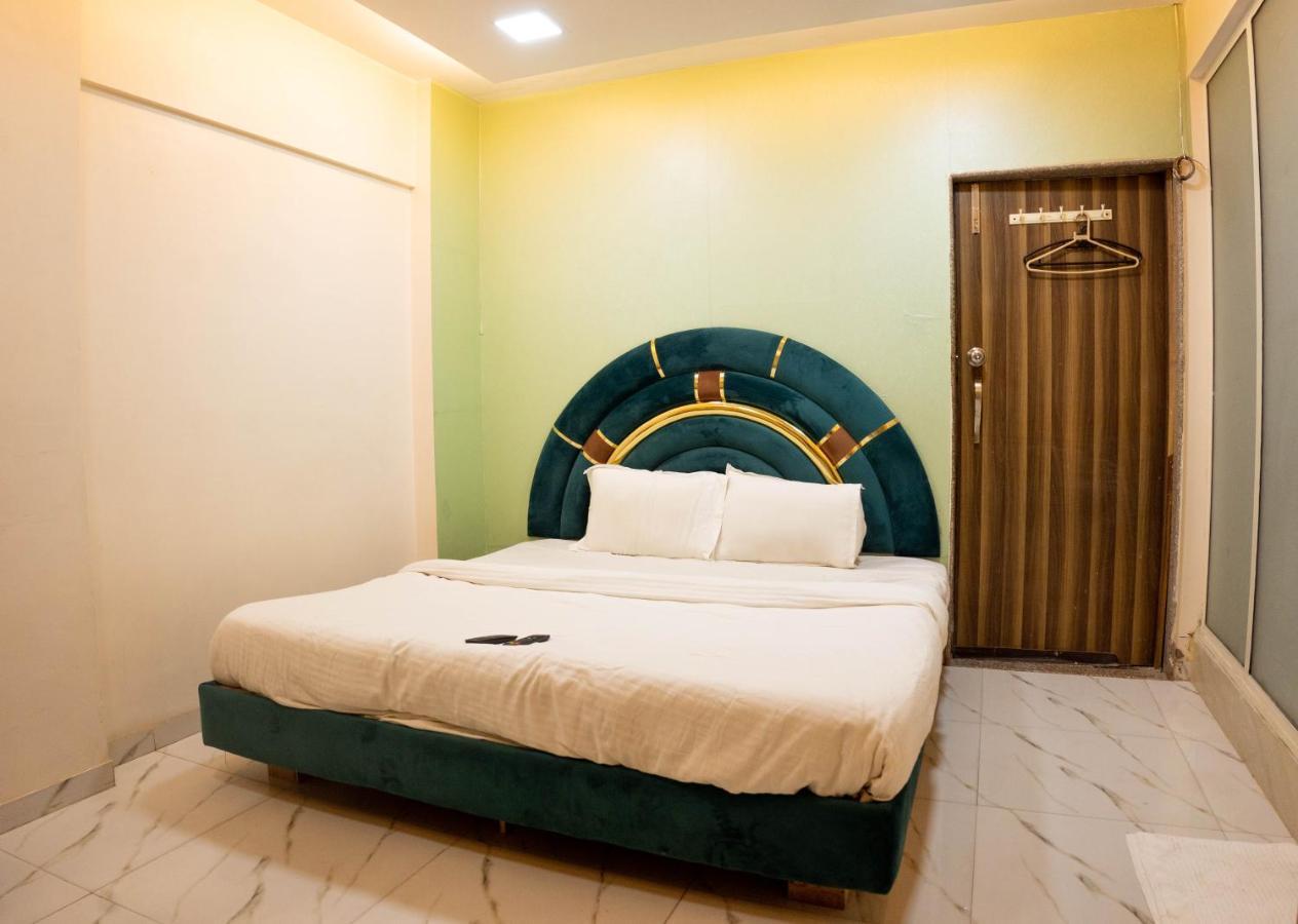 Guest house Ganesh, Near Kokilaben Dhirubhai Ambani Hospital Mumbai