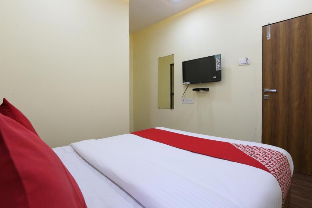 Crown Near Nesco Center-oberoi Mall Goregaon East Guest house *