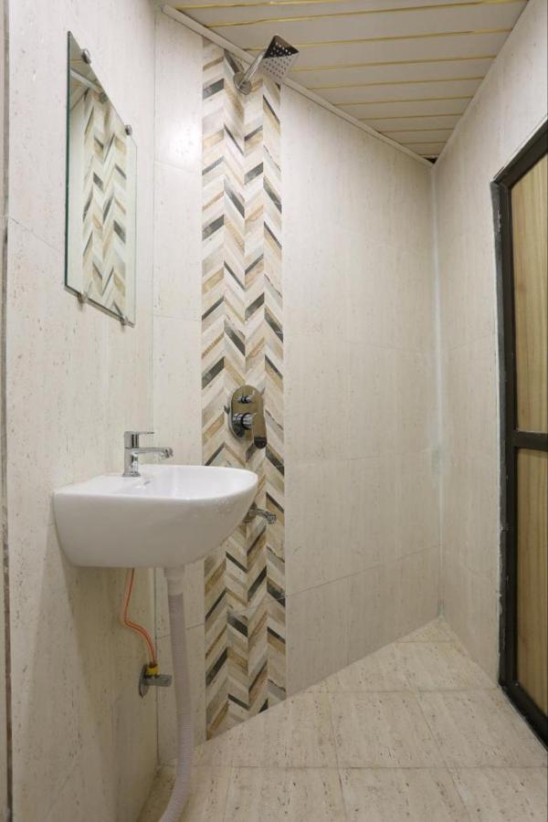 Crown Near Nesco Center-oberoi Mall Goregaon East