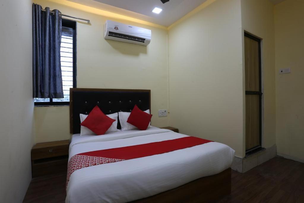 Guest house Crown Near Nesco Center-oberoi Mall Goregaon East Mumbai