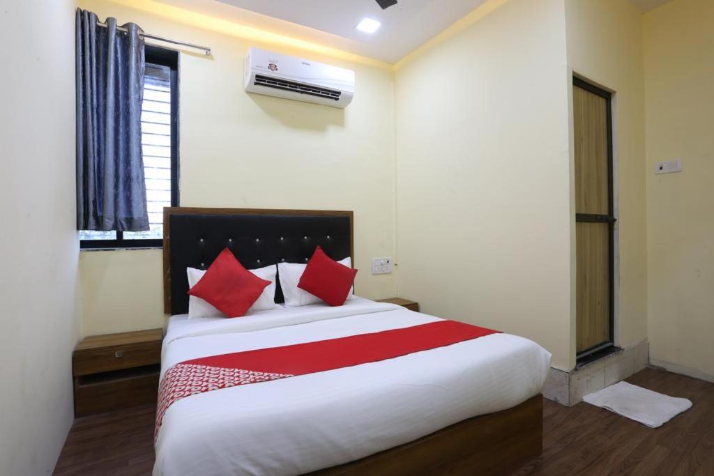 Crown Near Nesco Center-oberoi Mall Goregaon East