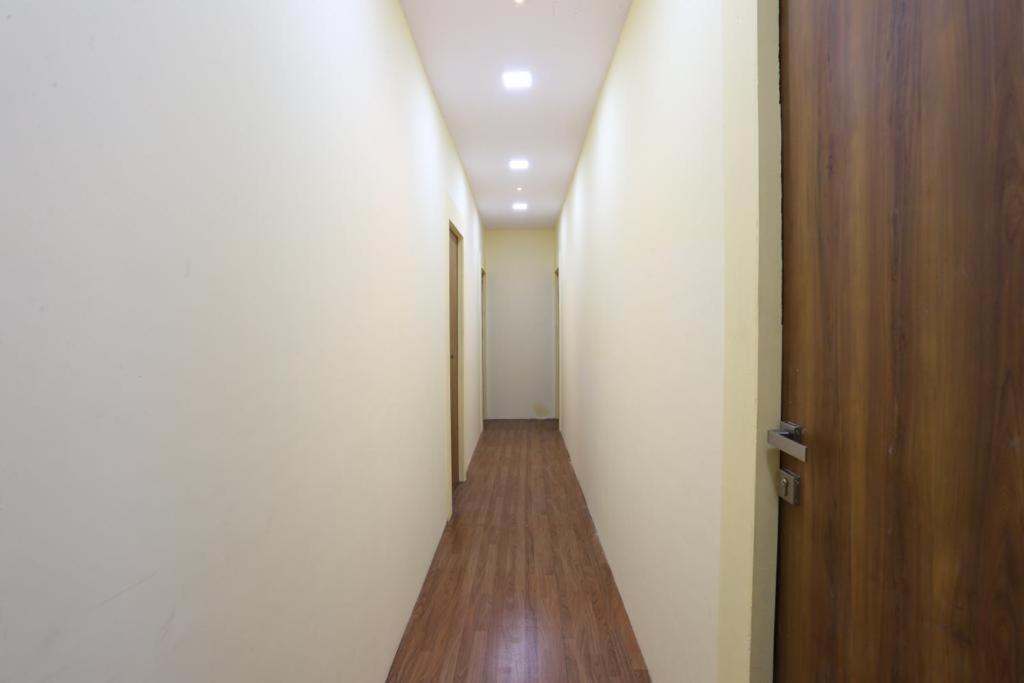 Guest house Crown Near Nesco Center-oberoi Mall Goregaon East Mumbai