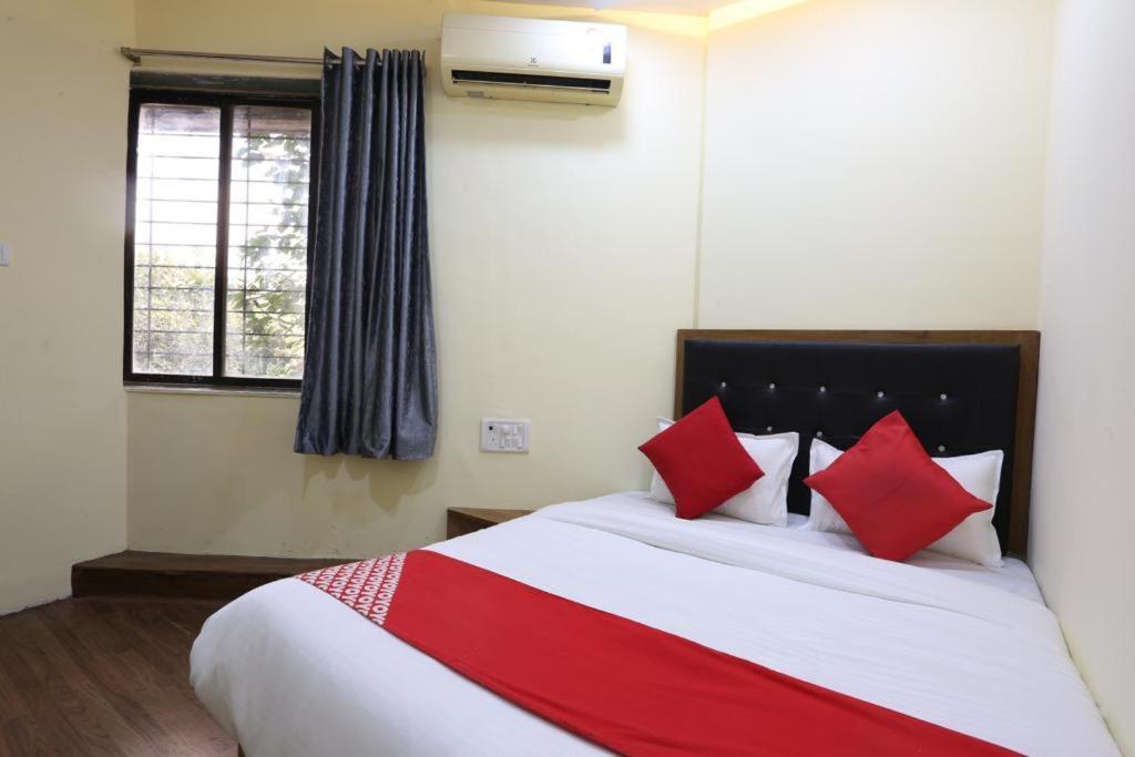 Crown Near Nesco Center-oberoi Mall Goregaon East Guest house *