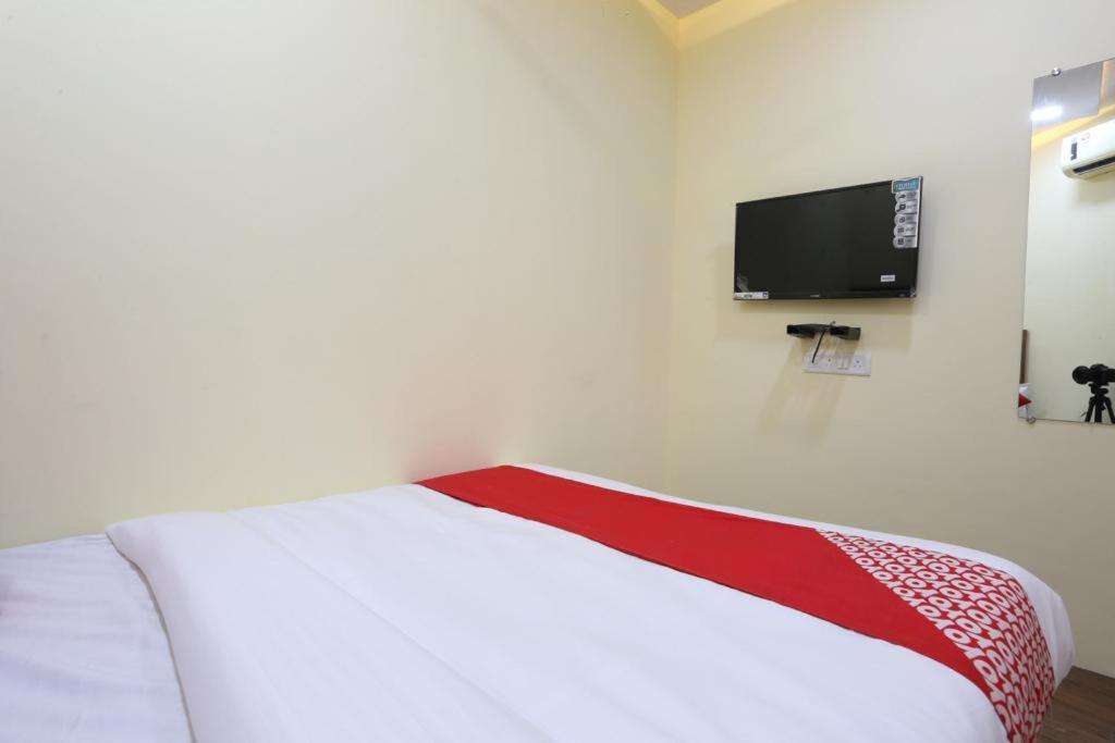 Crown Near Nesco Center-oberoi Mall Goregaon East *