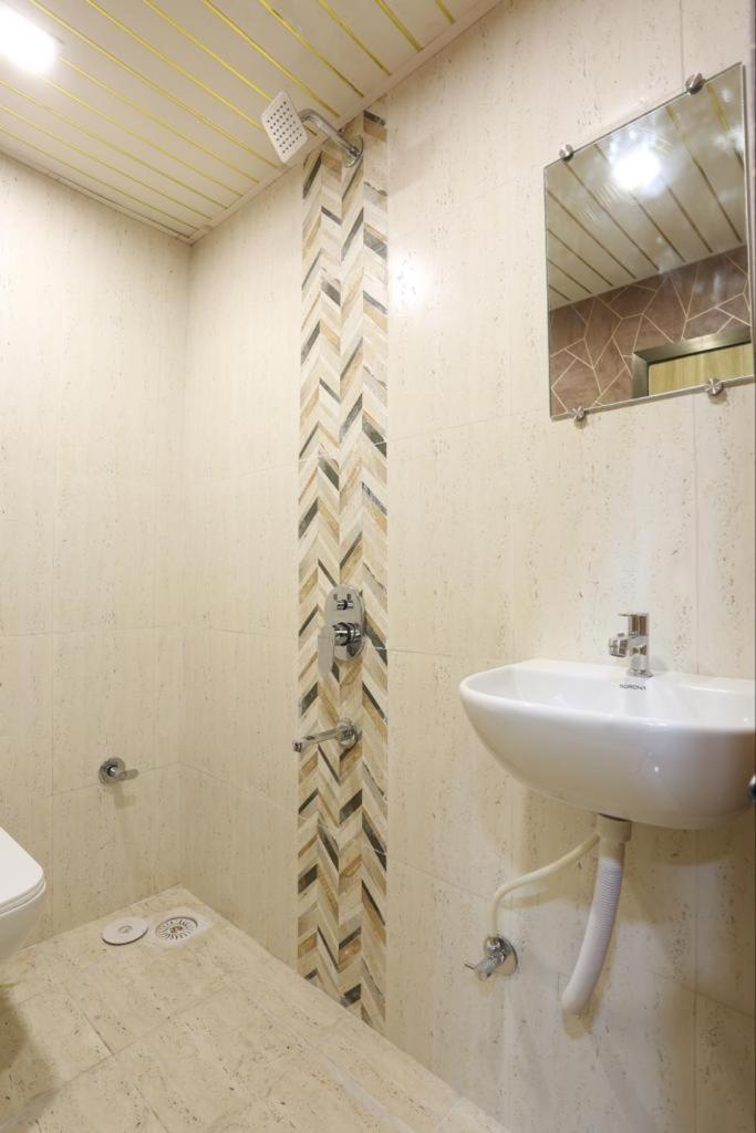 Crown Near Nesco Center-oberoi Mall Goregaon East