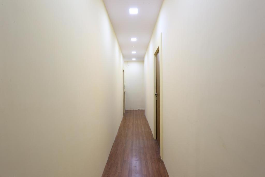 Guest house Crown Near Nesco Center-oberoi Mall Goregaon East *