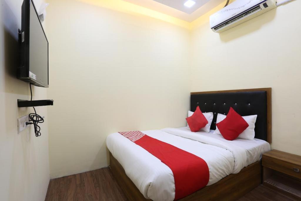 Crown Near Nesco Center-oberoi Mall Goregaon East *