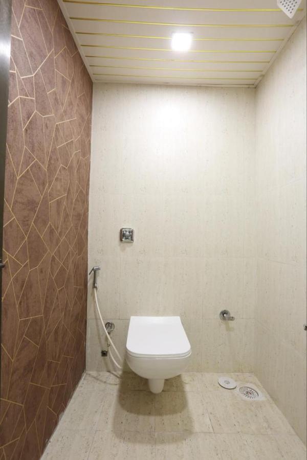 Crown Near Nesco Center-oberoi Mall Goregaon East *