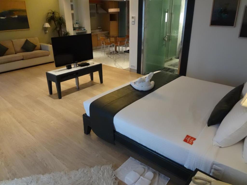 Mirage Hotel, International Airport Hotel