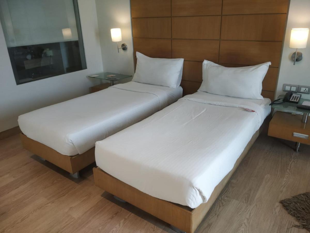 Mirage Hotel, International Airport 4*