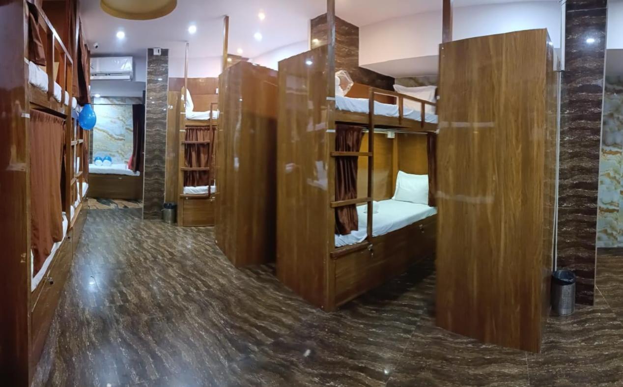 Hostel Crystalinn And Mumbai