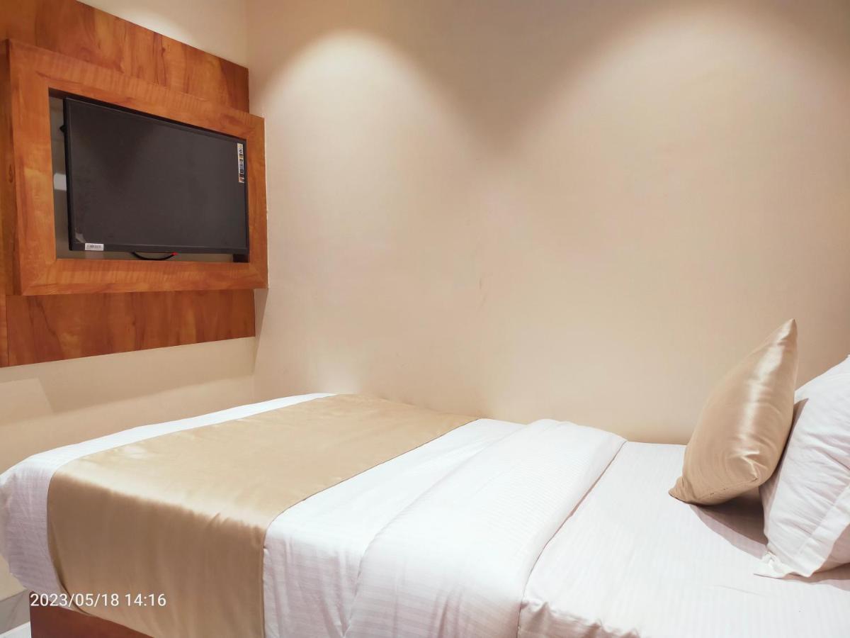 Hotel Amber Near Airport 2*
