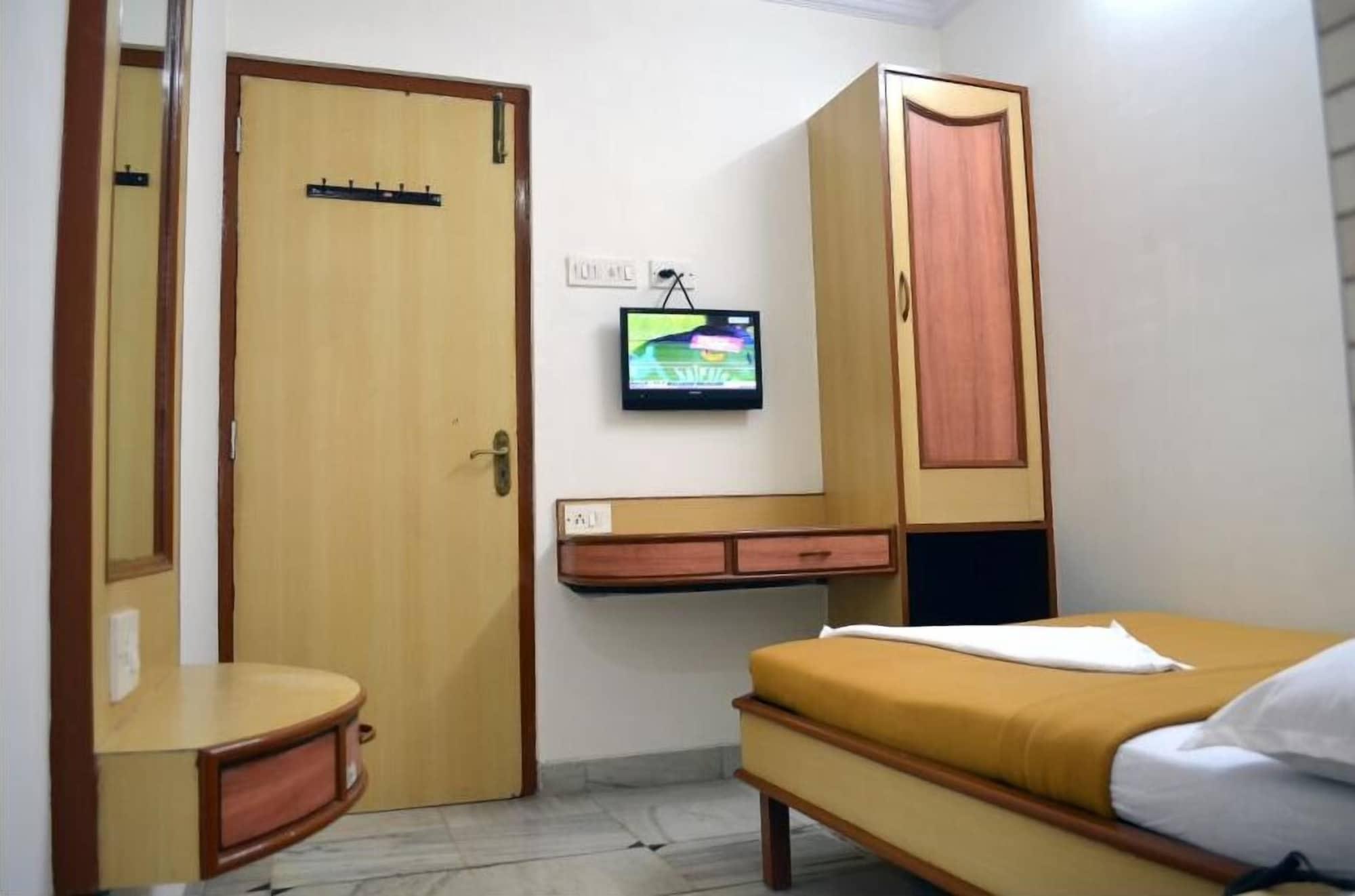Fabexpress New Deepak - Nr & Csmt Station Hotel 2*