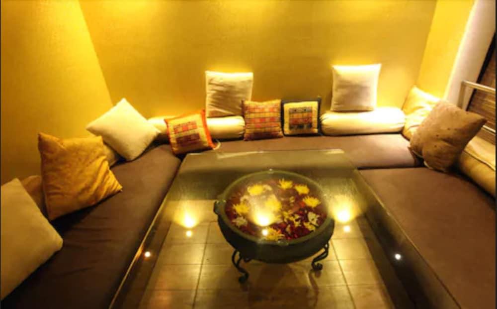 Peninsula Grand