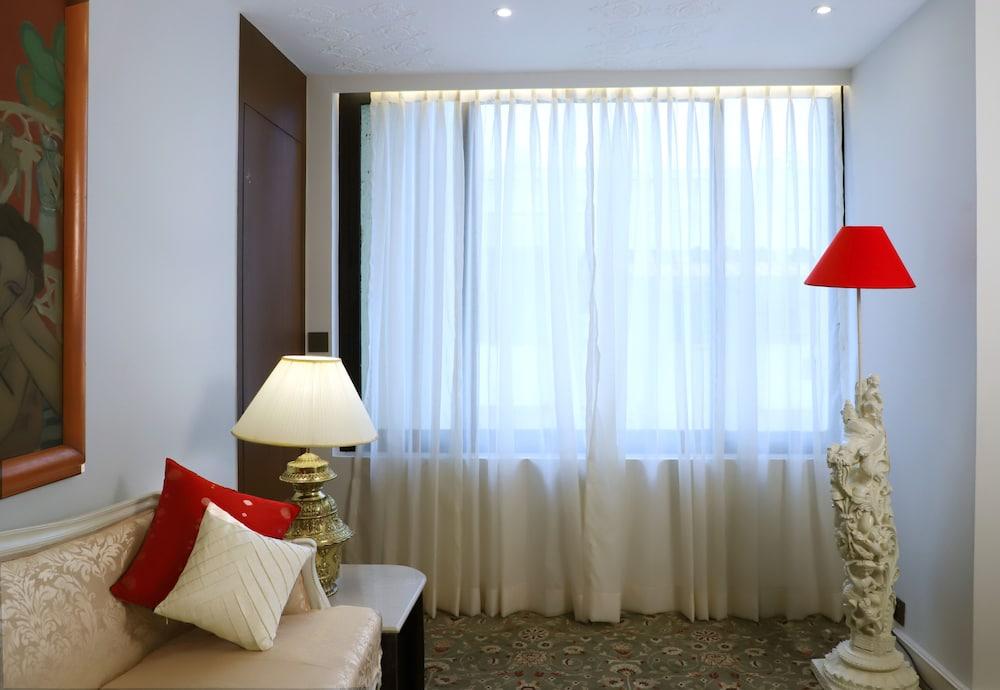 The Ambassador, Marine Drive,