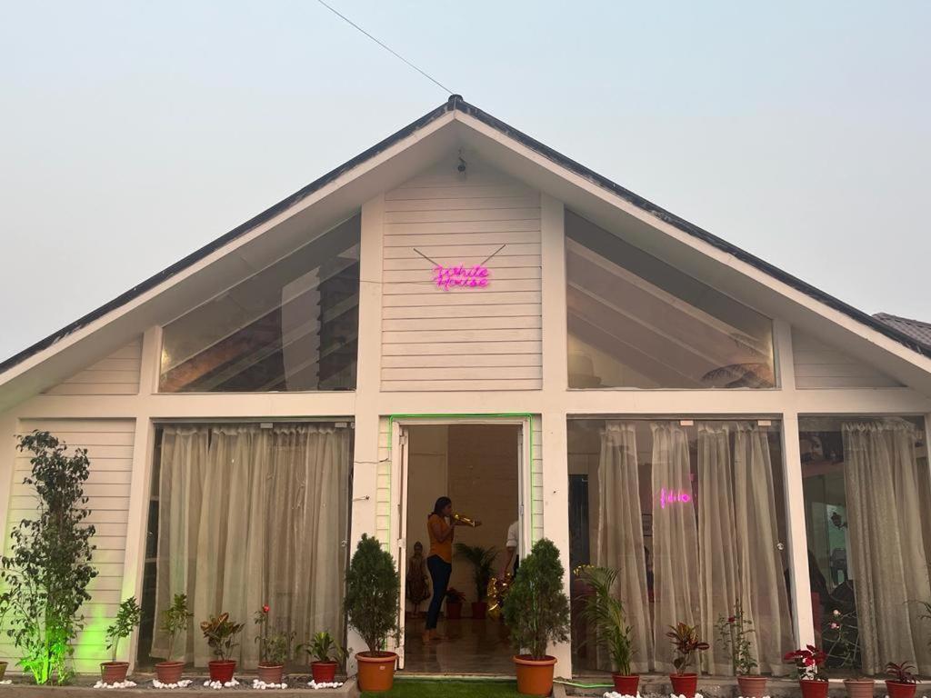 Guest house White House Goregaon *