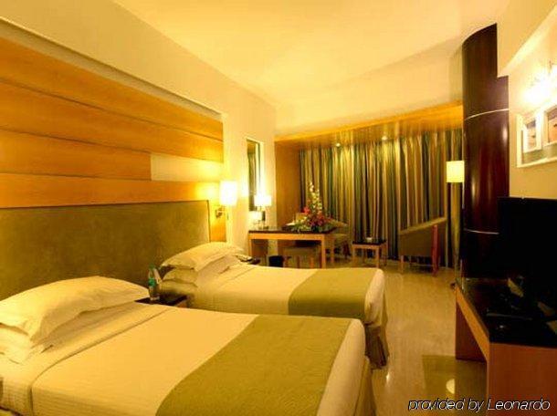 Hotel Peninsula Grand 4*