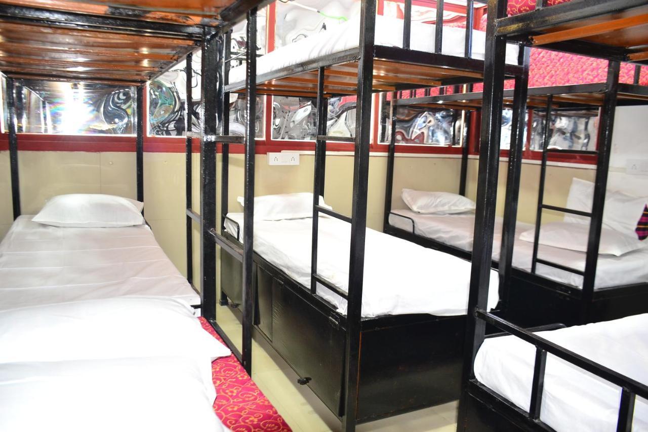Yaan Gents Hostel *